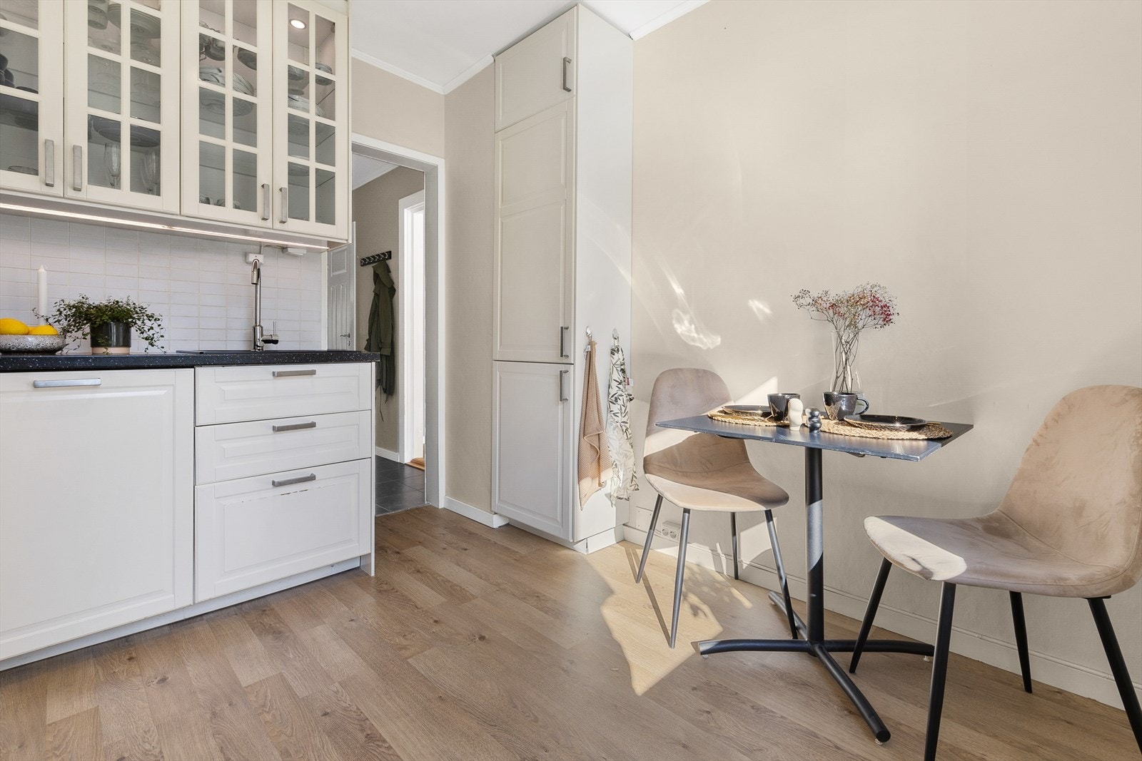 Det er plass til spisebord også på kjøkkenet. Galleribilde