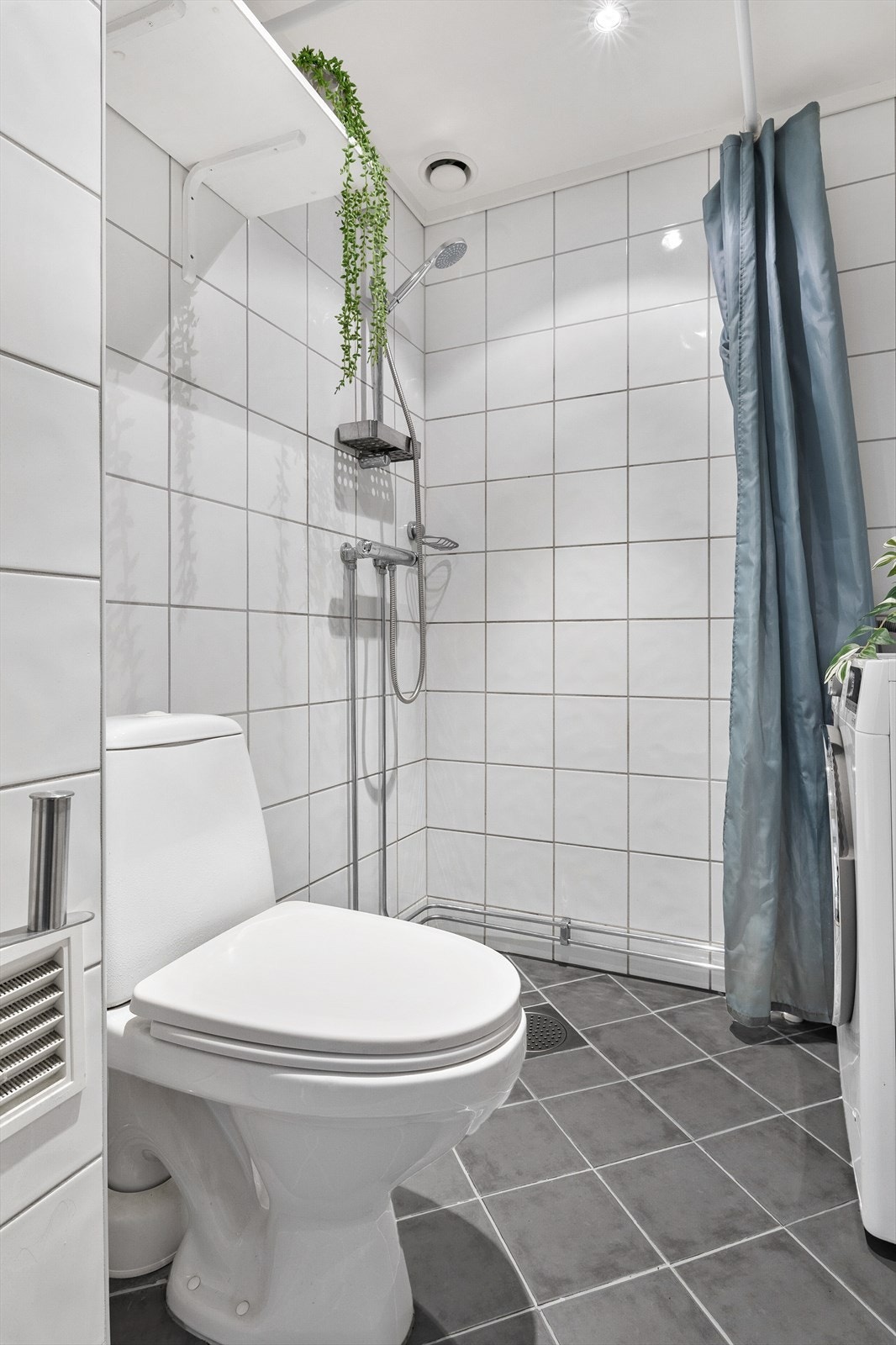 Flislagt baderom med elektriske varmekabler i gulv og downlights i himling. Baderommet er pusset opp i regi av borettslaget i 2004--2005. Galleribilde