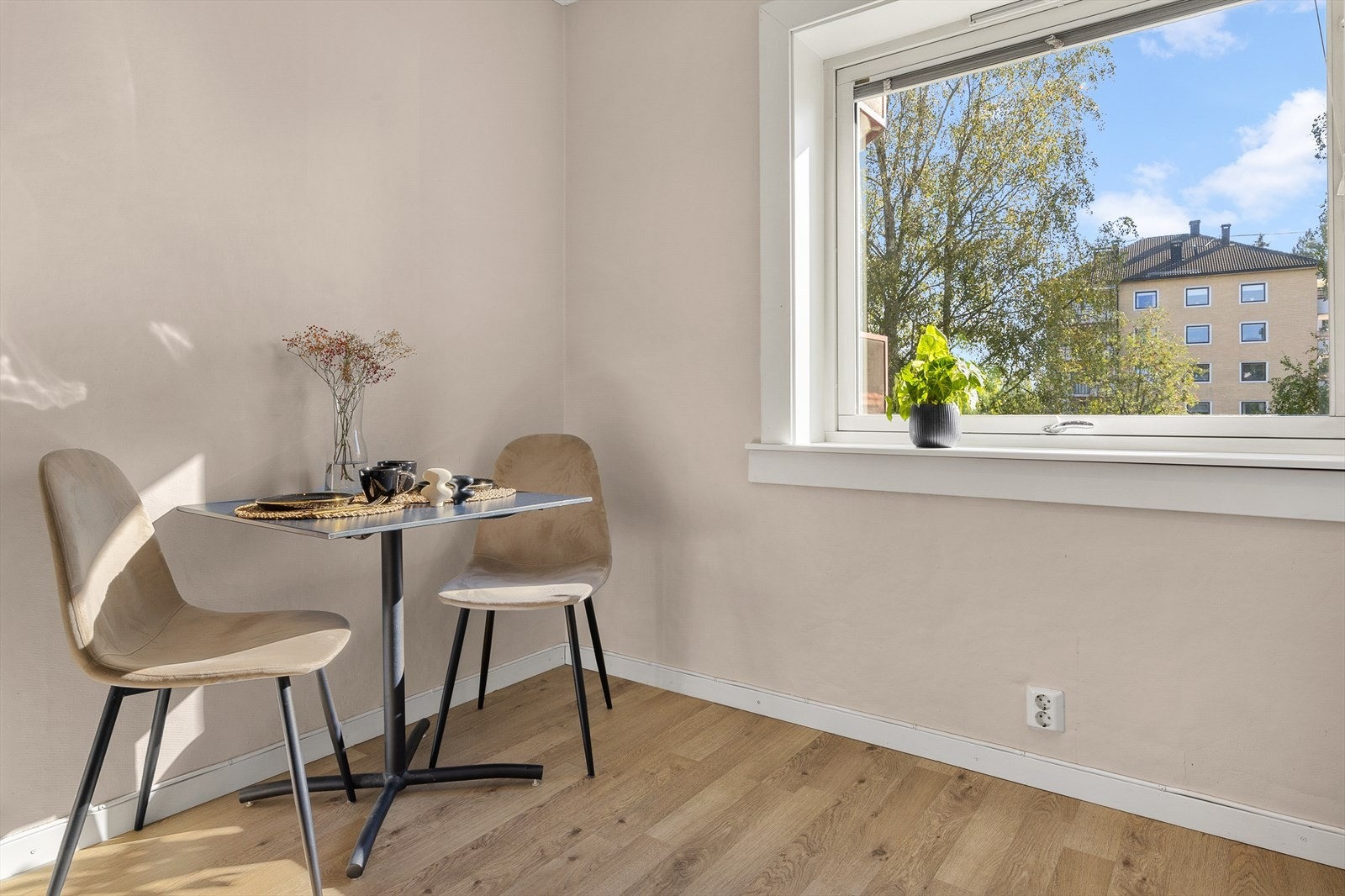 Koselig spiseplass ved vinduet. Galleribilde