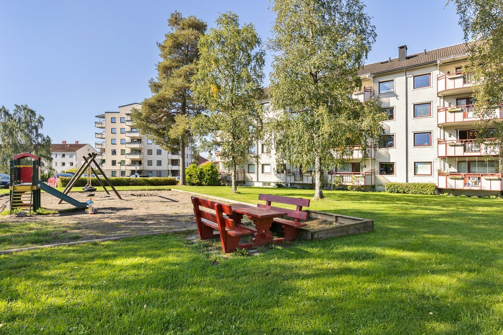 Felles lekeplass og sitteområde på plenen. Galleribilde