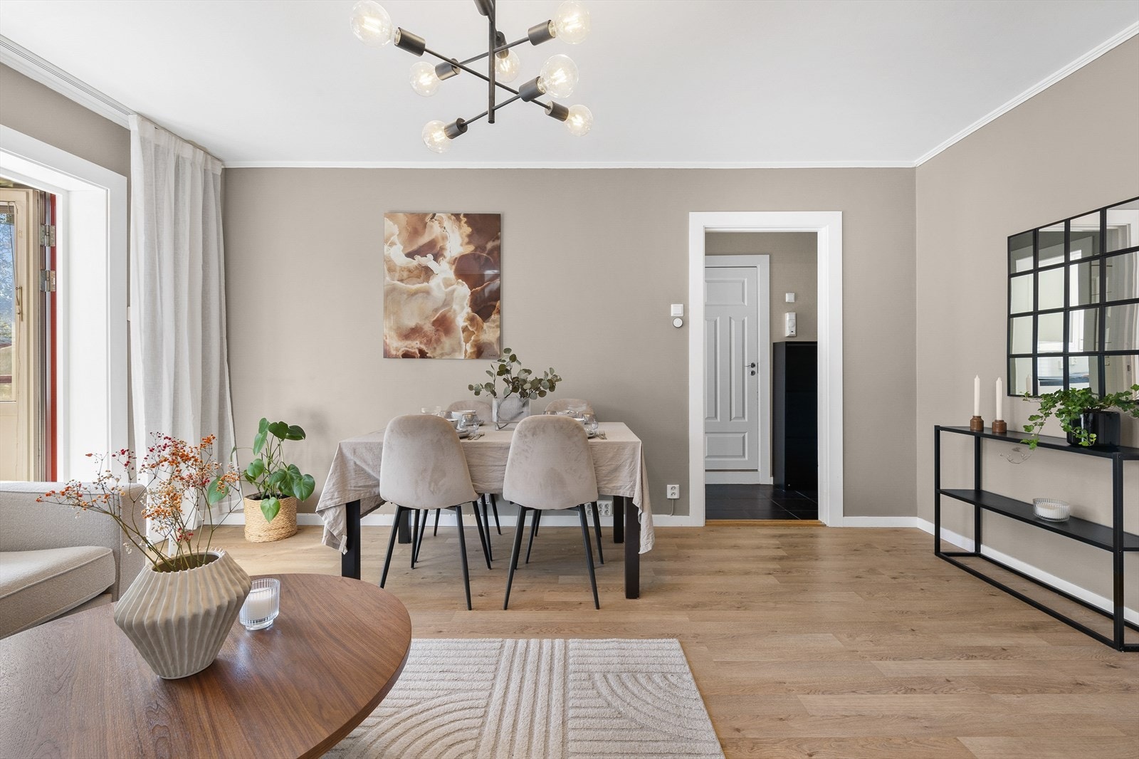 Spisestue med plass til flere gjester. Galleribilde