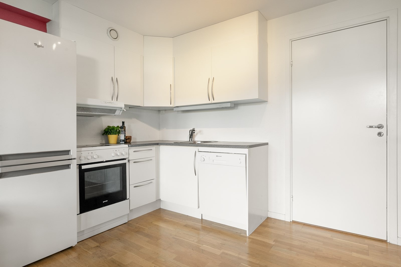 Hjemmekoselig kjøkken med naturlige materialer og nøytrale farger. Galleribilde