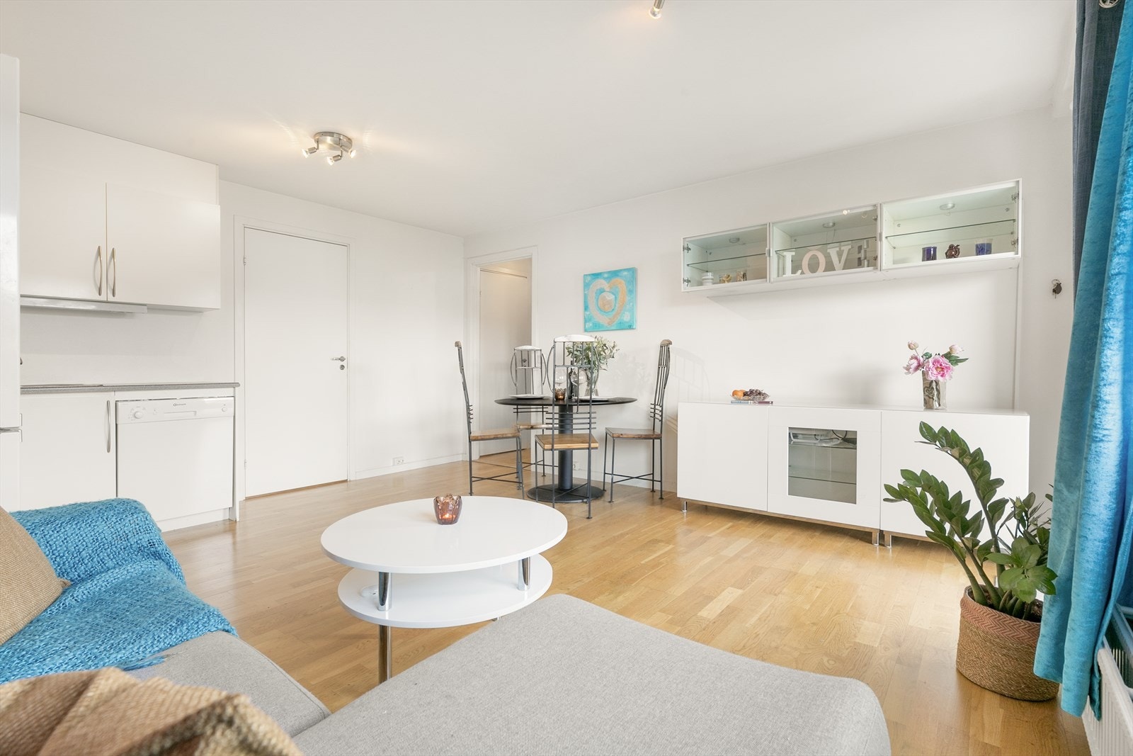 Stuen er et sosialt oppholdsrom med plass til både sofa og spisegruppe. Galleribilde