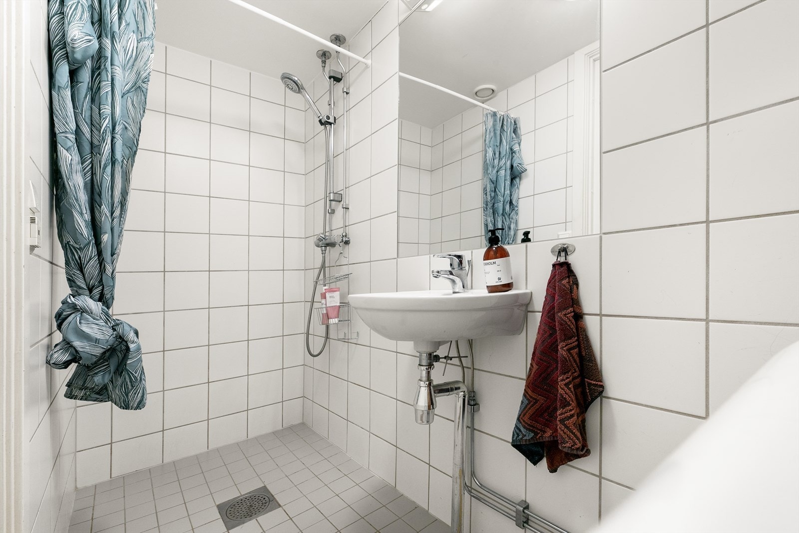 Boligens bad er fra 2008 og fremstår med pene vegg- og gulvfliser med underliggende gulvvarme. Galleribilde