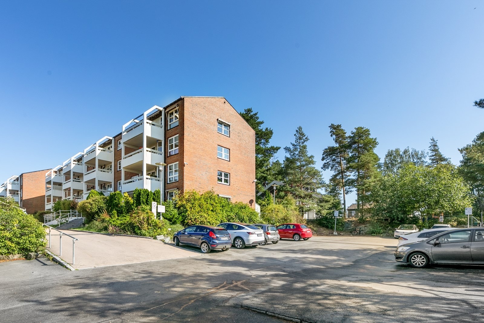 Asperud Borettslag ble bygget i 1982 og består av 342 andeler og ett næringslokale. Borettslaget er kjent for et godt bomiljø og hyggelige naboer. Galleribilde