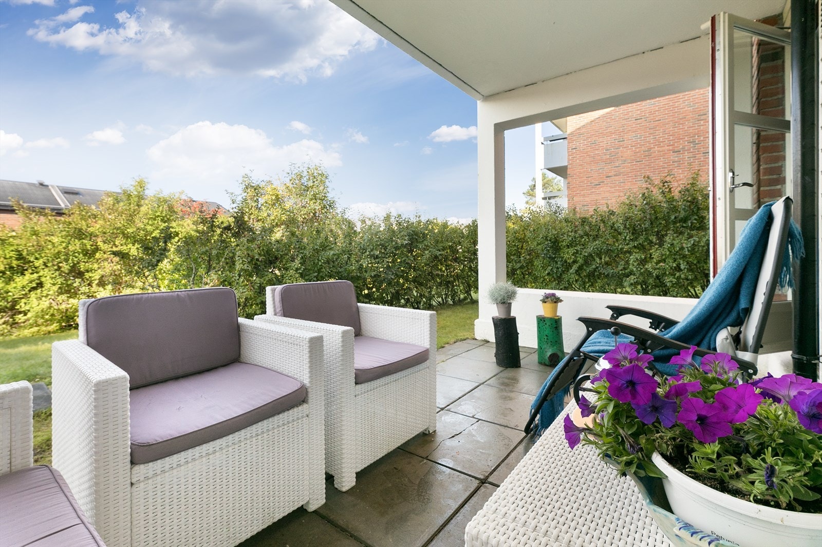 Avslappende uteplass med grønne planter og sollys. Terrassen/hagen vender mot sydvest og gode solforhold kan nytes! Galleribilde