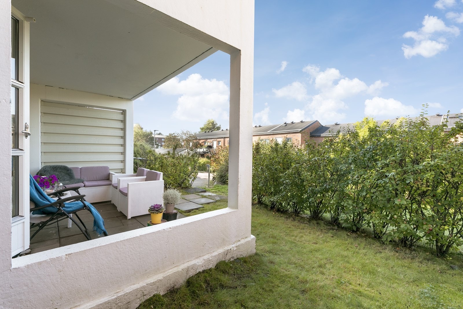 Her får du en solrik terrasse/hage med plass til både hvile og hygge. Galleribilde