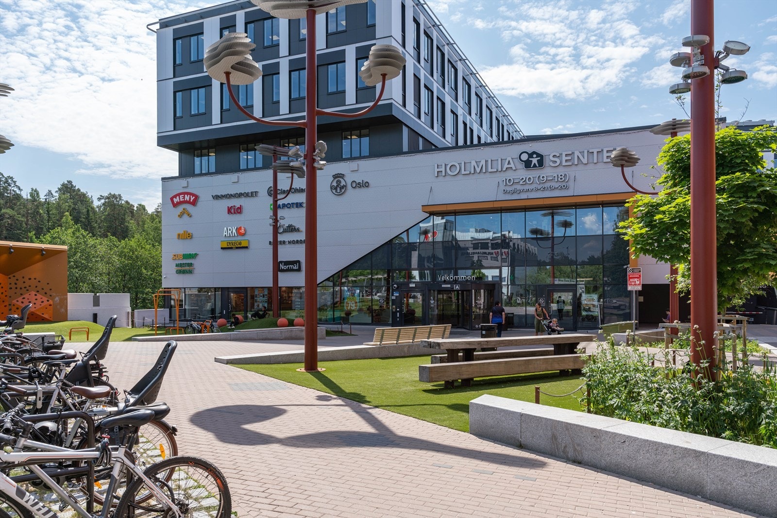 I 2021 åpnet Holmlia Senter. Her vil du finne et godt utvalg av butikker; Ark Bokhandel, Apotek1, Baker Nordby, Clas Ohlson, Meny, Mester Grønn, Subway, Vinmonopolet og m.m. Galleribilde