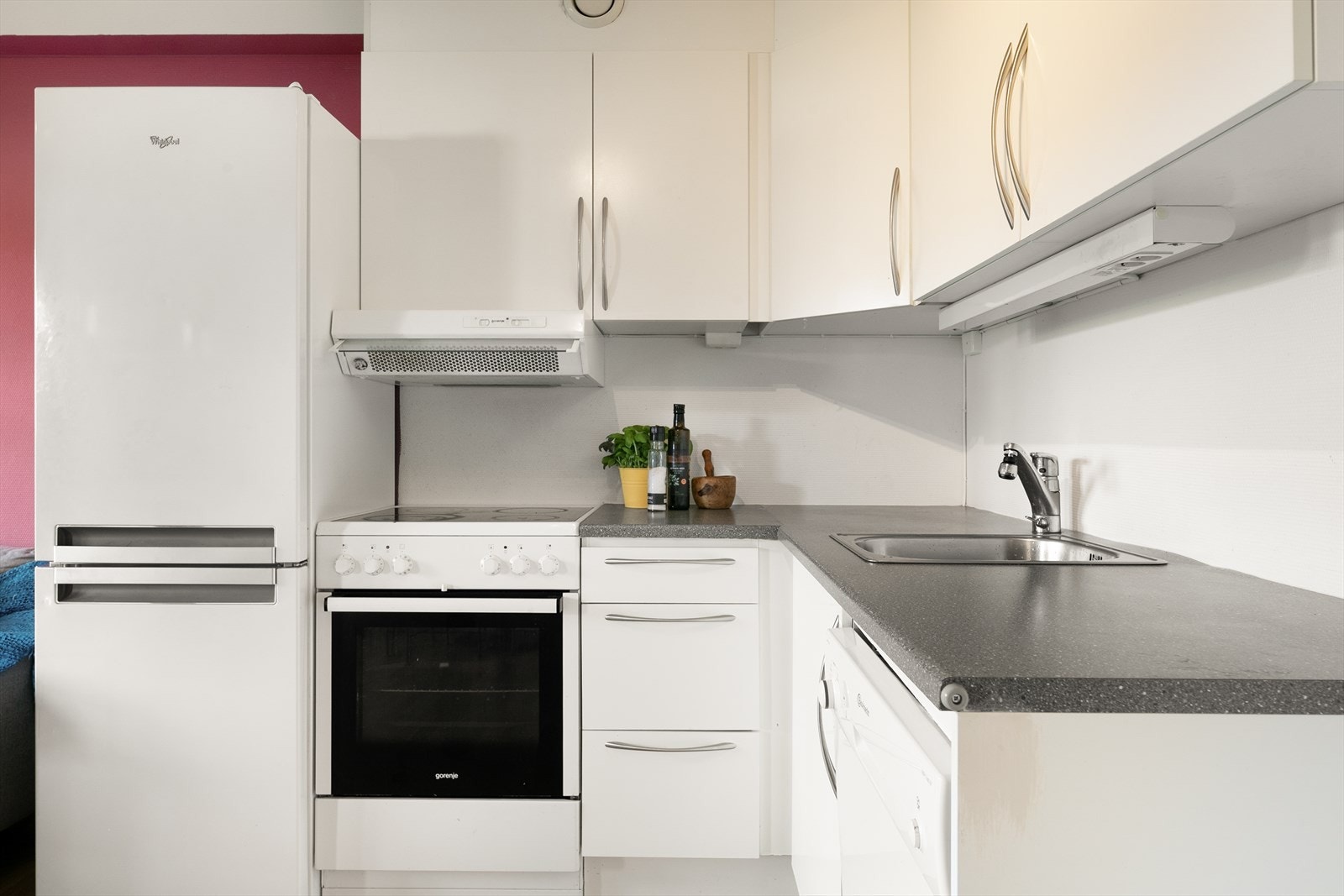 Kjøkkeninnredning fremstår med glatte fronter. Laminert benkeplate med oppvaskkum og 1-greps blandebatteri. Lys under overskap, ventilator med kullfilter. Opplegg for oppvaskmaskin. Galleribilde