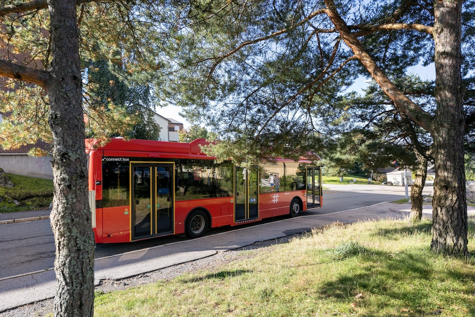 God offentlig kommunikasjon med både busser og tog. Med en togtur fra Holmlia stasjon tar det ca. 10 minutter til Oslo S. Galleribilde