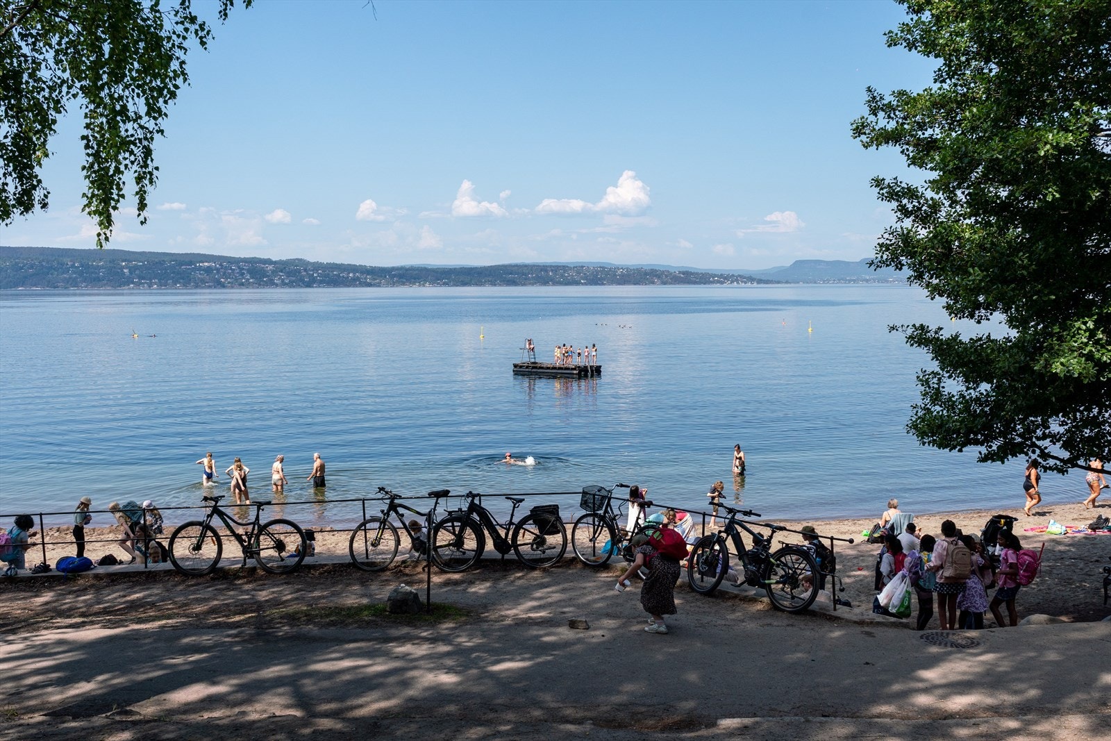 Kort spasertur til turområder med flere badestrender som , Hvervenbukta, Fiskevollen og Ingierstrand. Galleribilde