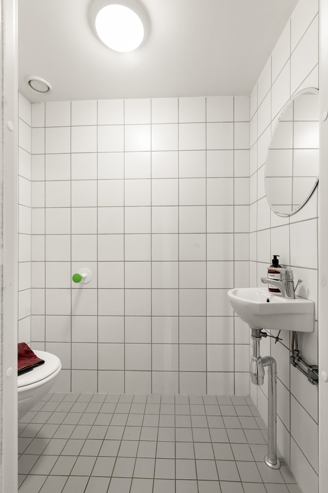 Leiligheten har et eget toalettrom, som gir ekstra komfort og privatliv. Galleribilde