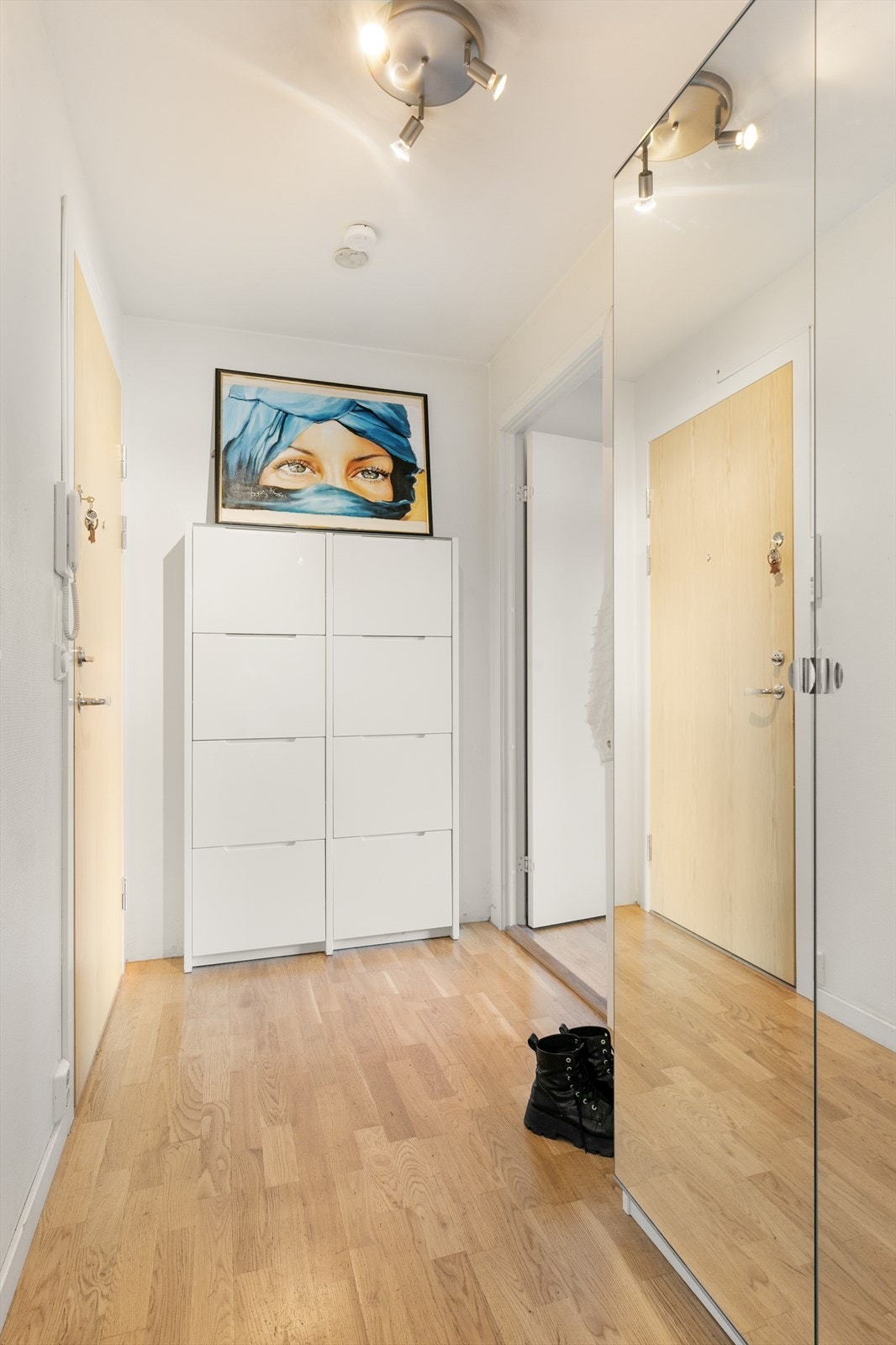 Her er det gode oppbevaringsløsninger for yttertøy og sko. Galleribilde