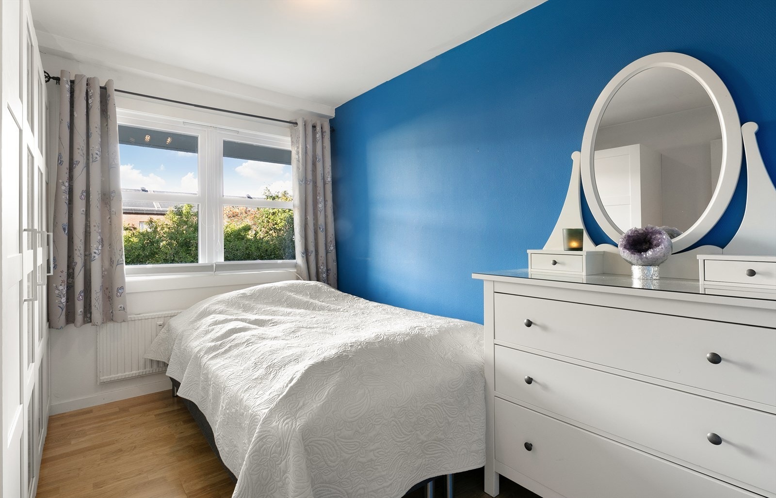 Soverom med store vinduer som gir naturlig lys og en rolig stemning. Her kan en god natts søvn nytes! Galleribilde