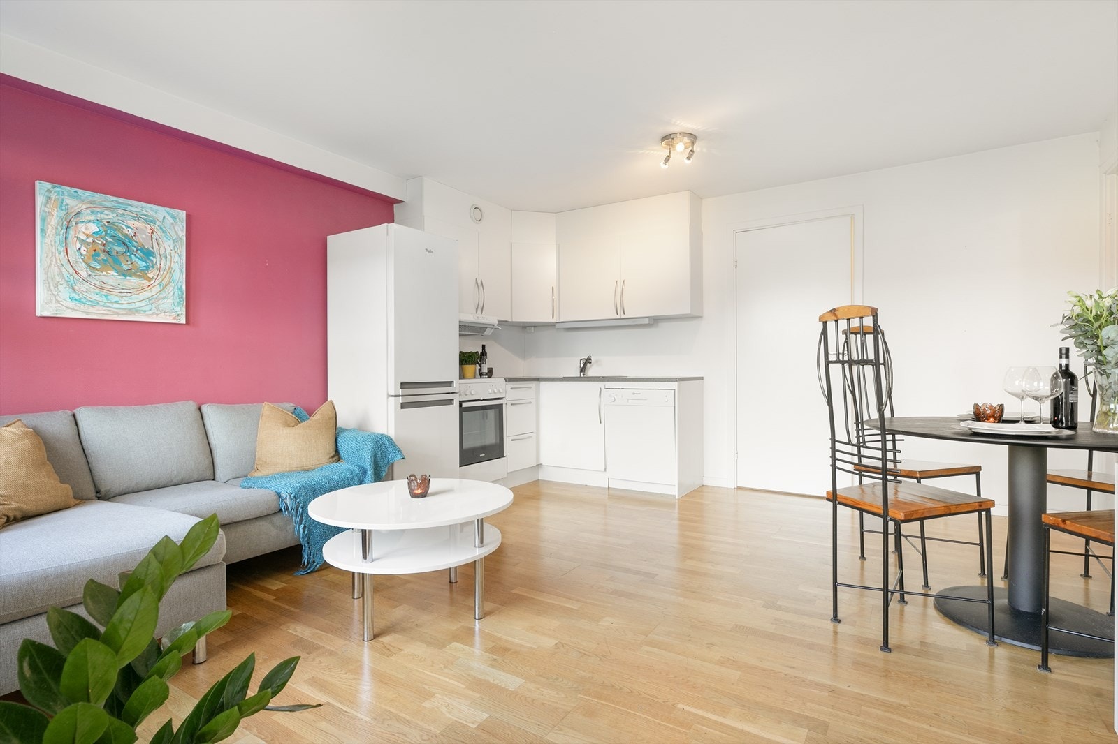 Boligens stue/kjøkken er av god størrelse og har gode innredningsmuligheter. Galleribilde