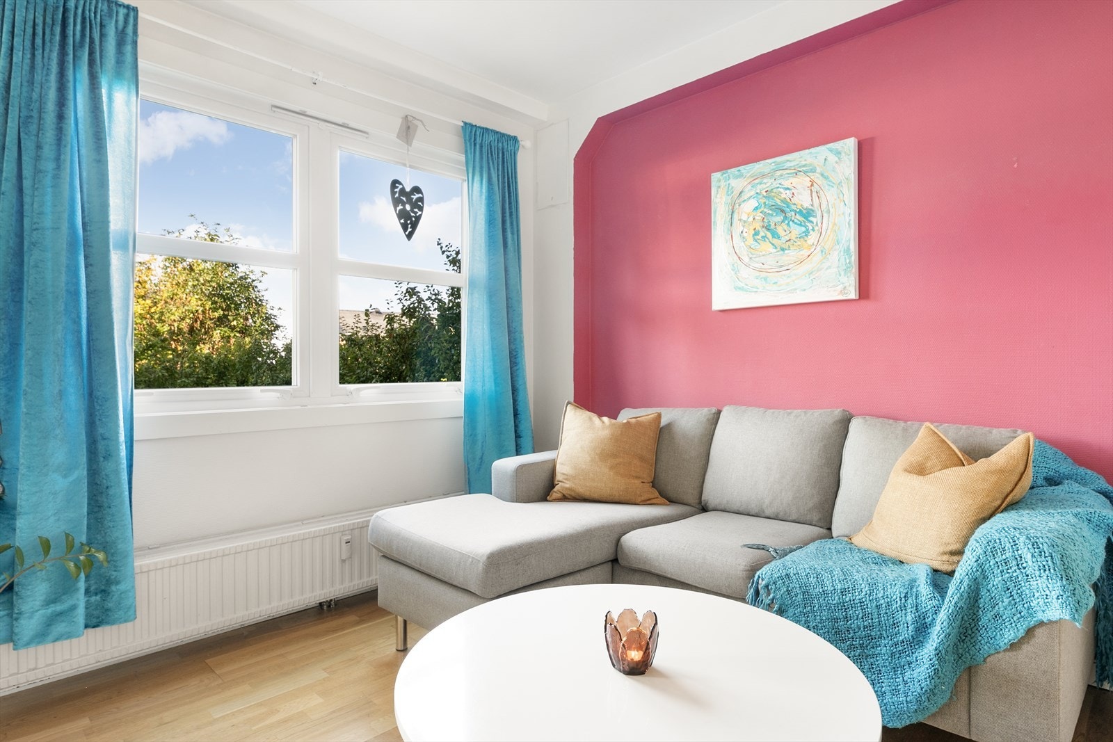 De store vinduene sørger for rikelig med lysinnslipp. Boligen har vinduer fra 2019. Galleribilde