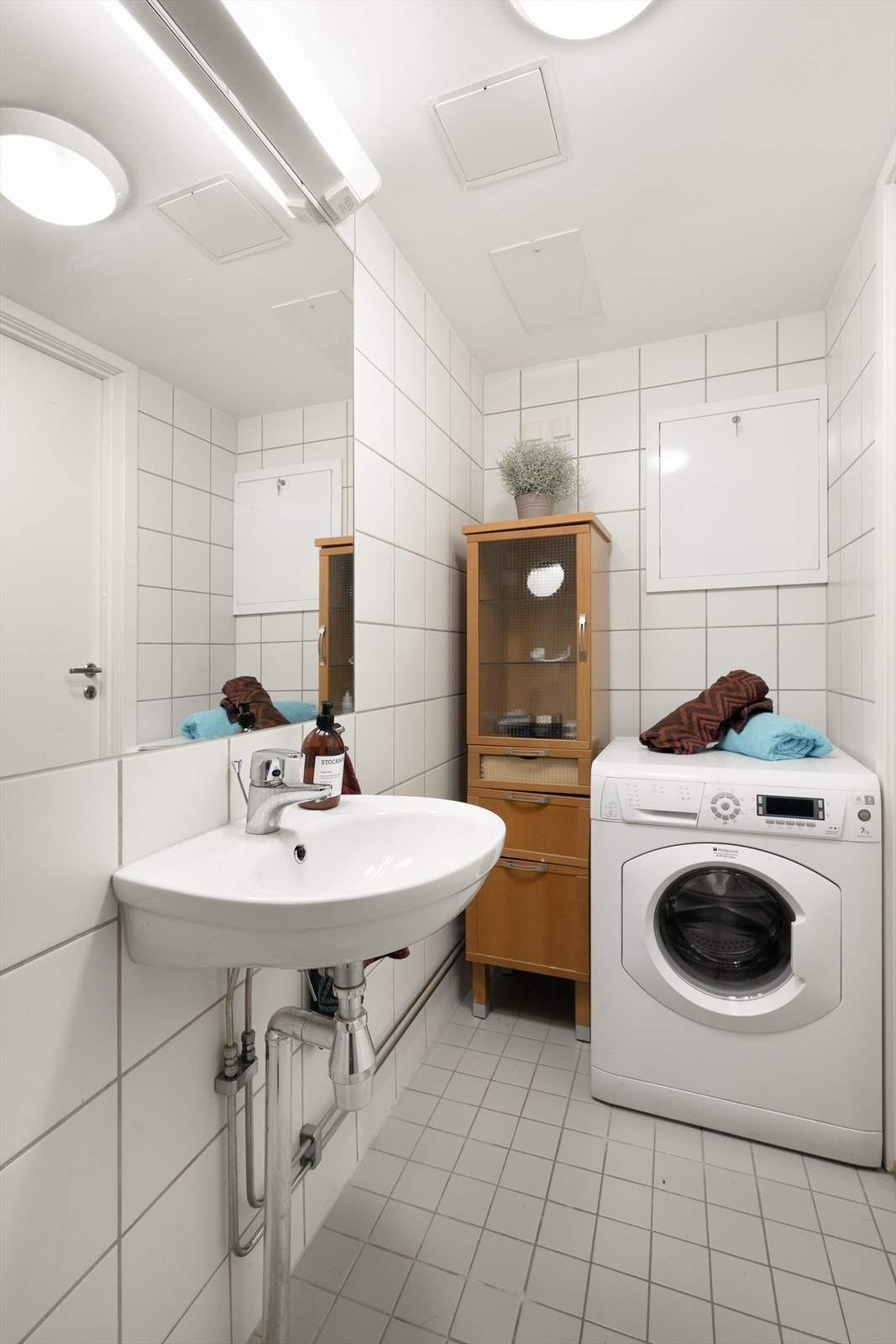 Komfortabelt bad med praktisk opplegg for vaskemaskin. Galleribilde