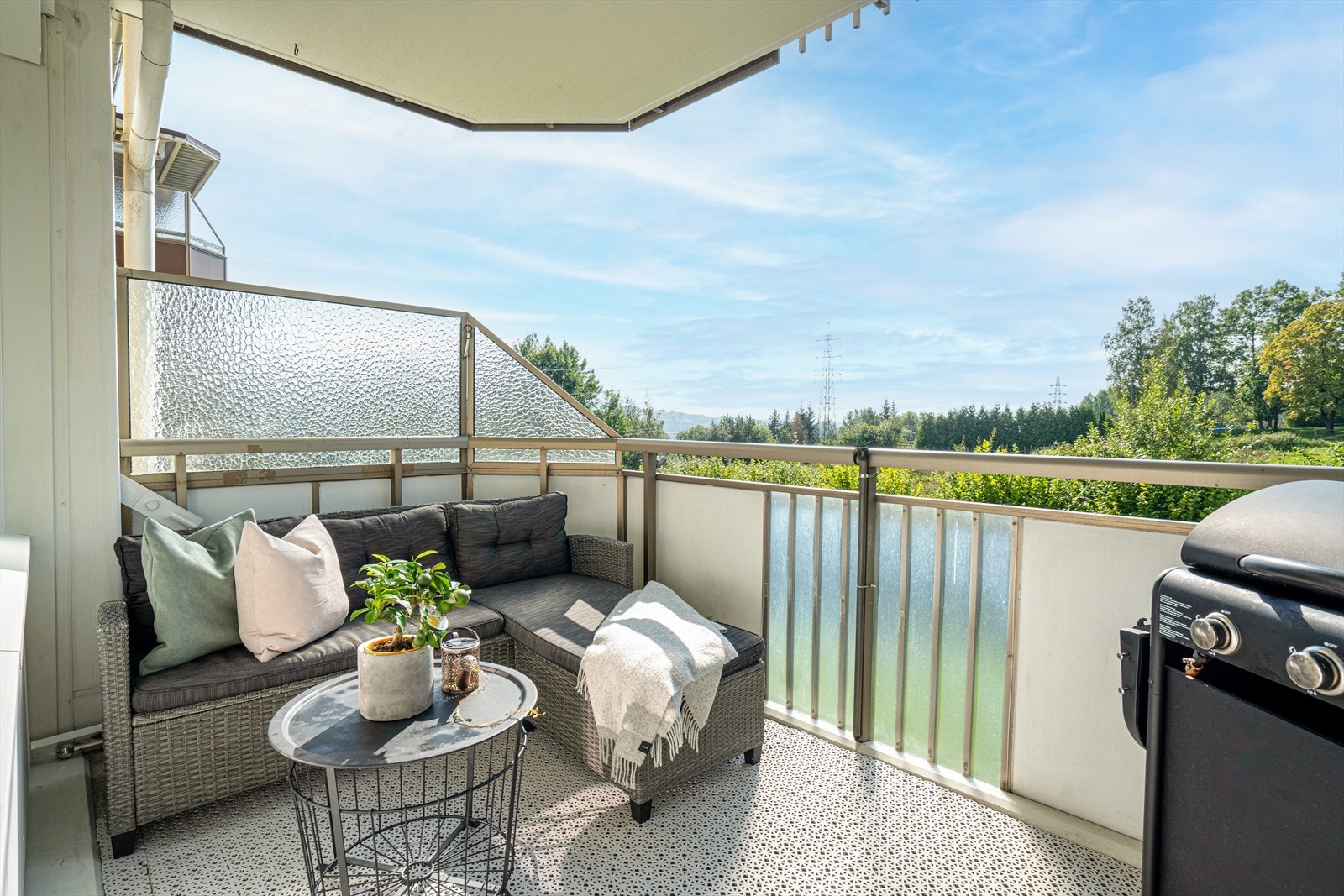 Det er utgang til en trivelig sørvest vendt balkong med gode solforhold, som vender ut mot fine grøntarealer. Her er det godt med plass til utemøblement og grill. Galleribilde