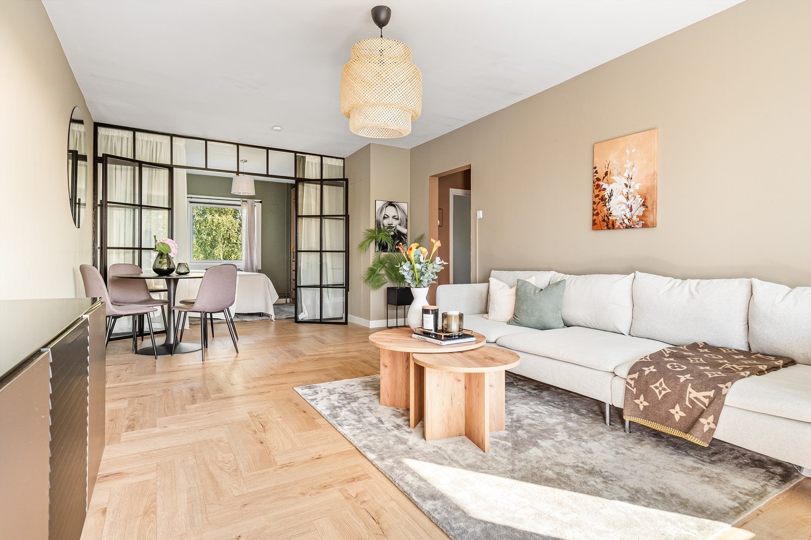 I stuen er det godt med plass til sofa, sofabord, tv-benk, spisebord og stoler. Her vil du trives! Galleribilde