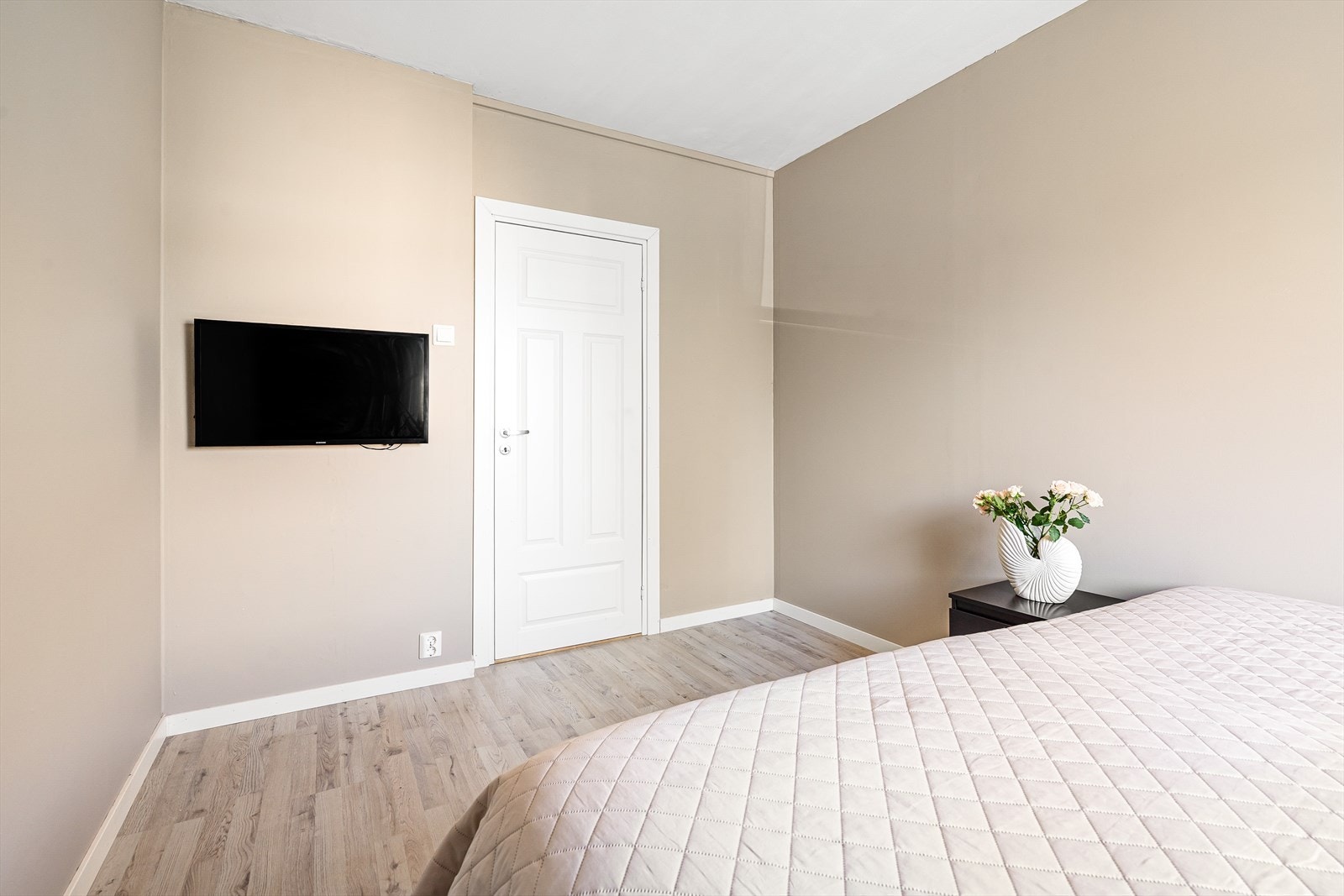 Det andre soverommet i leiligheten fungerer perfekt som barnerom, gjesterom eller kontor. Galleribilde