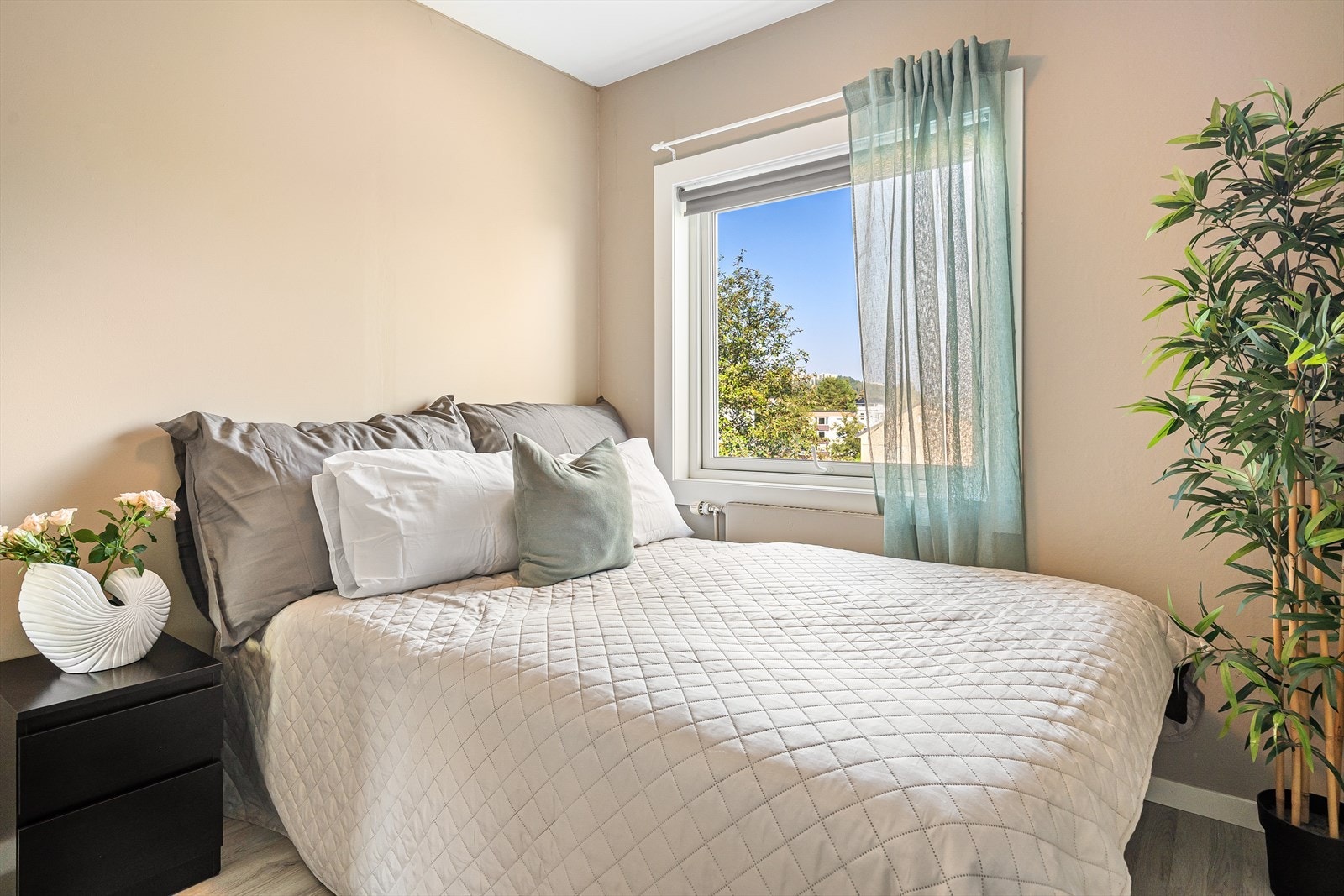 Rommet har godt med plass til stor seng, nattbod, garderobe og evt skrivebord. Galleribilde