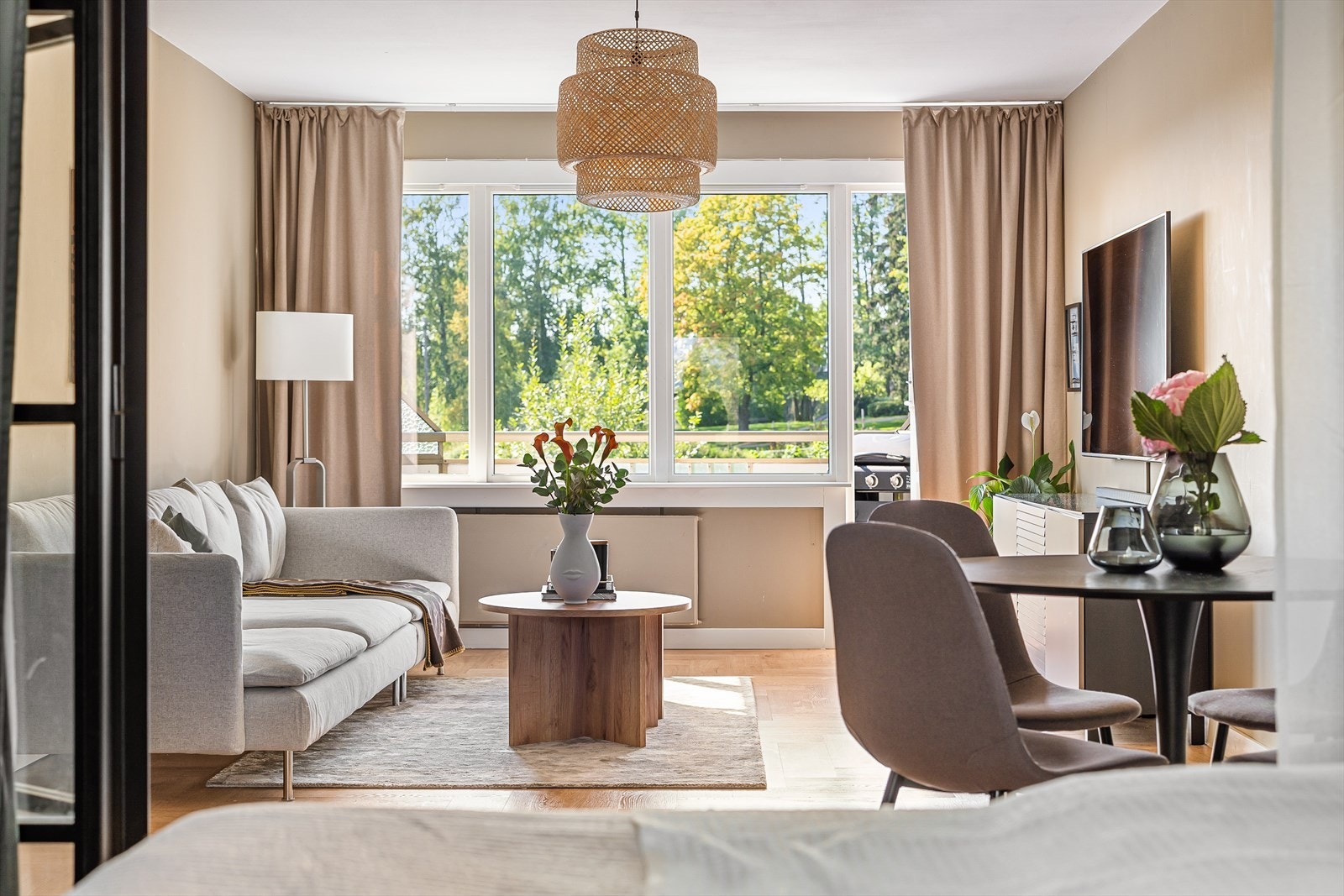 De store vindusflatene slipper inn rikelig med naturlig lys. Galleribilde