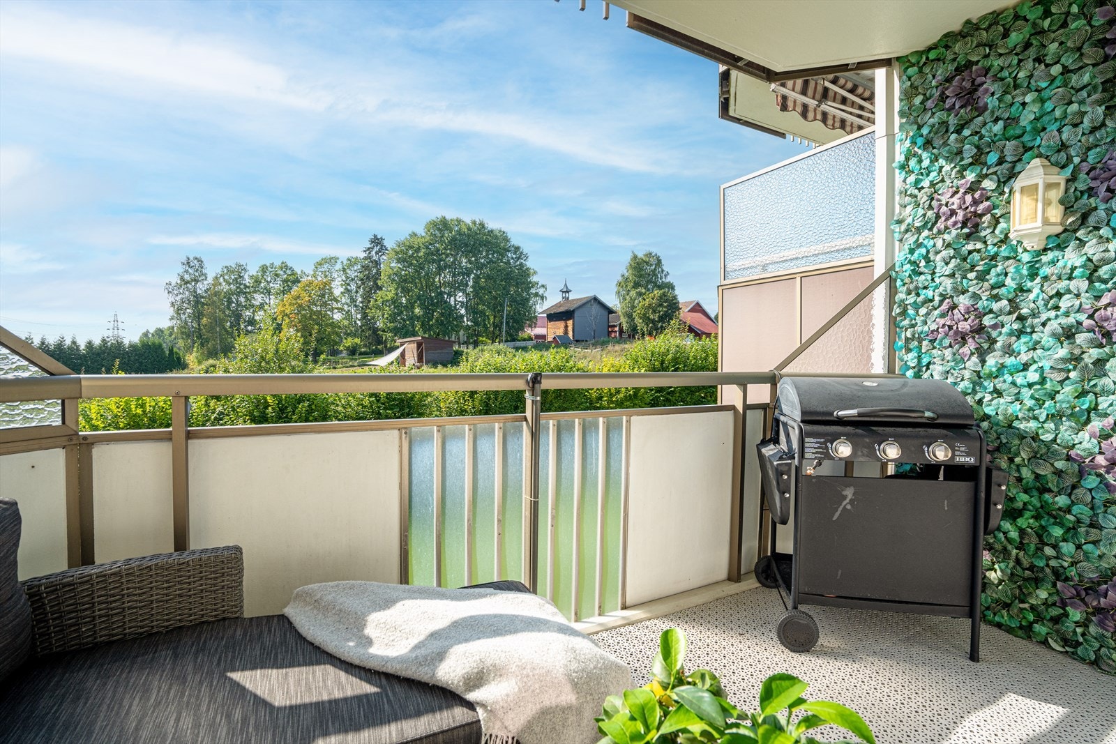 Fra balkongen er det utsyn til grønne og fine områder. Galleribilde