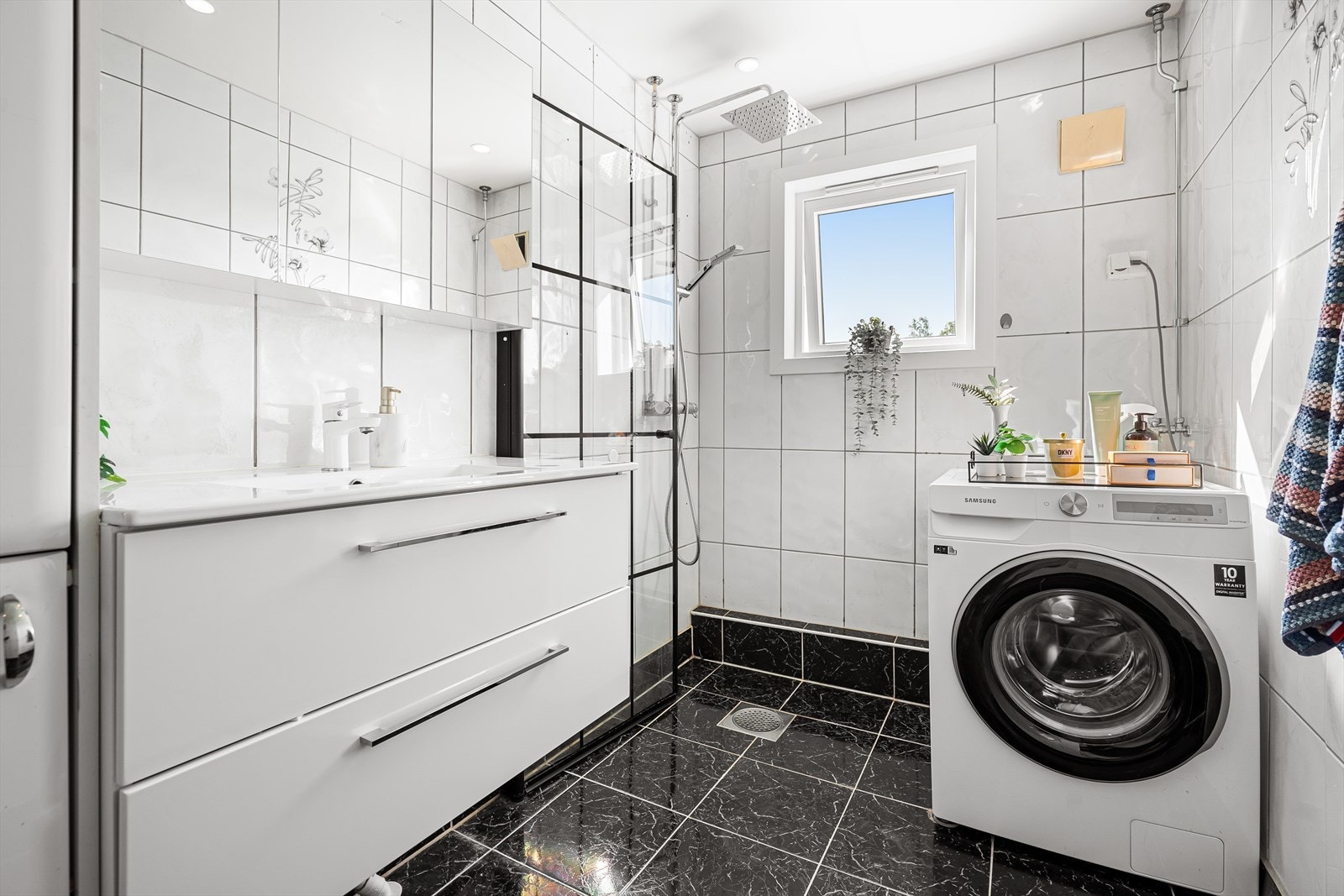 Romslig og tidløst bad med opplegg for vaskemaskin. Galleribilde