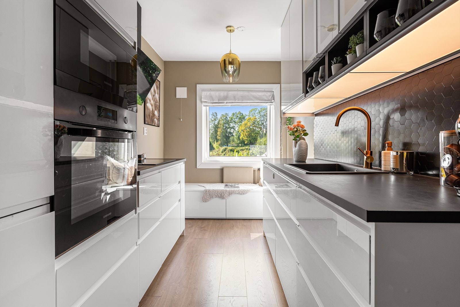 Leiligheten har et separat kjøkken som har godt med skap- og benkeplass. Galleribilde