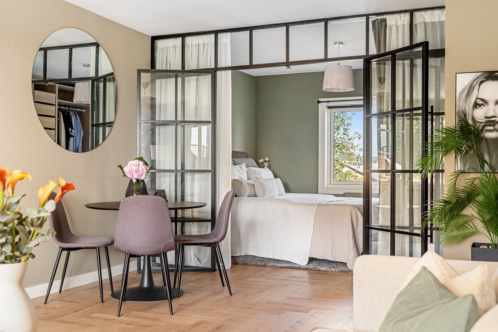 Veggen til hovedsoverommet er helt spesiell, og bidrar til lysinnslipp som går gjennom hele stuen. Galleribilde