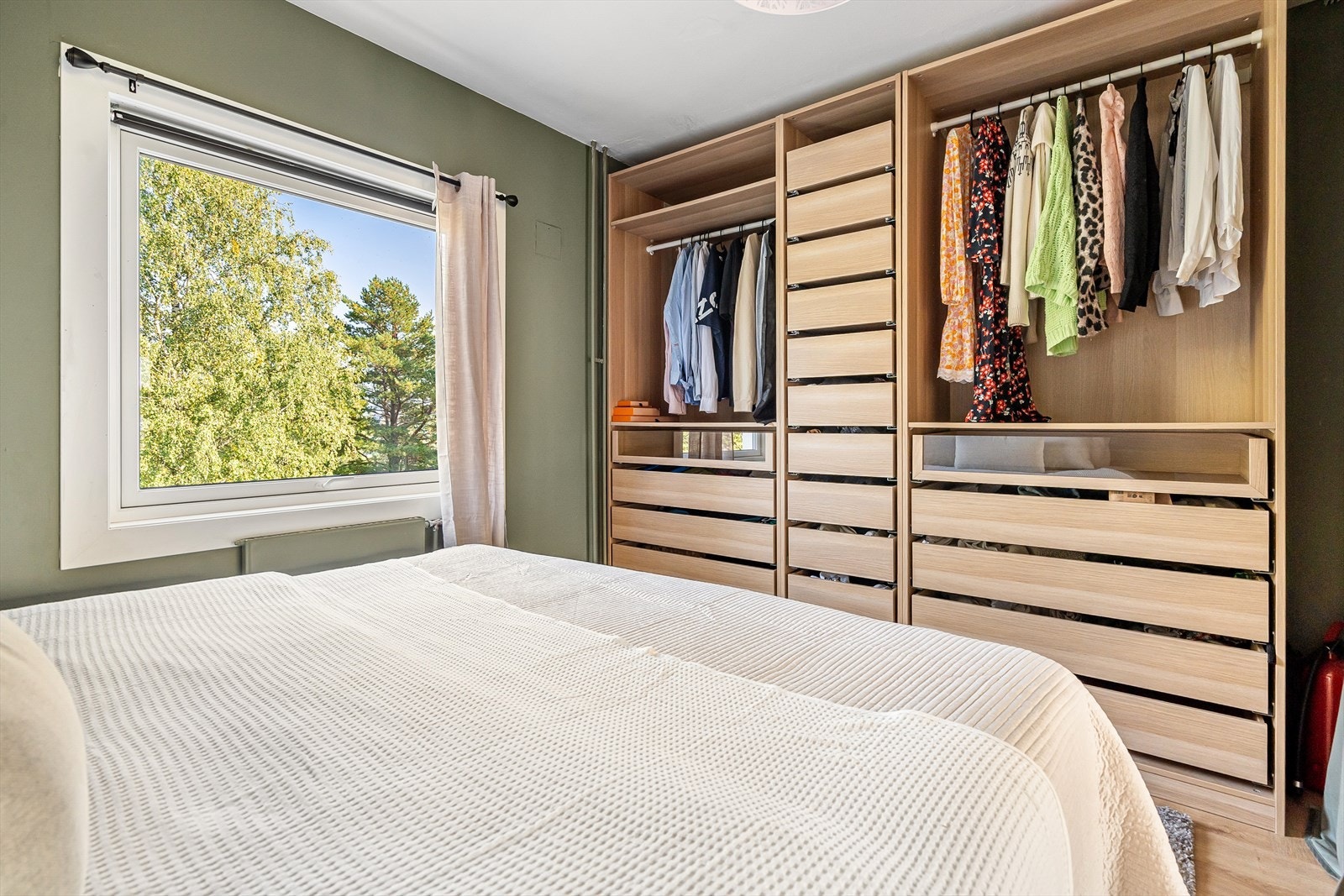 Hovedsoverommet har godt med skapplass, og et herlig utsyn! Galleribilde