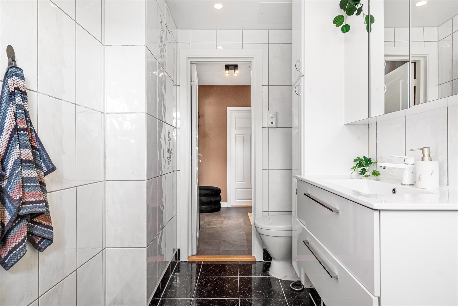 Badet har inngang fra gangen, og har flislagte overflater og elektrisk gulvvarme. Galleribilde