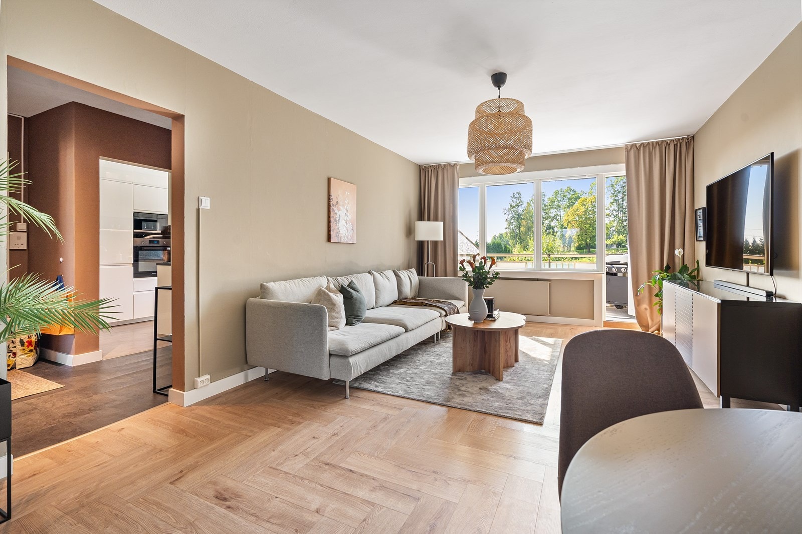 Det er lagt fiskebenslaminat i stuen. Her er det også brukt tidsriktige og lune farger på veggene. Galleribilde