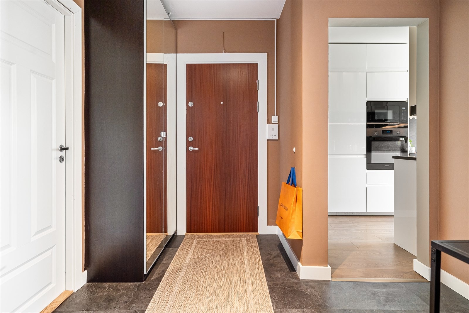 Gangen har en sentral plassering som sikrer god flyt i leiligheten. Galleribilde