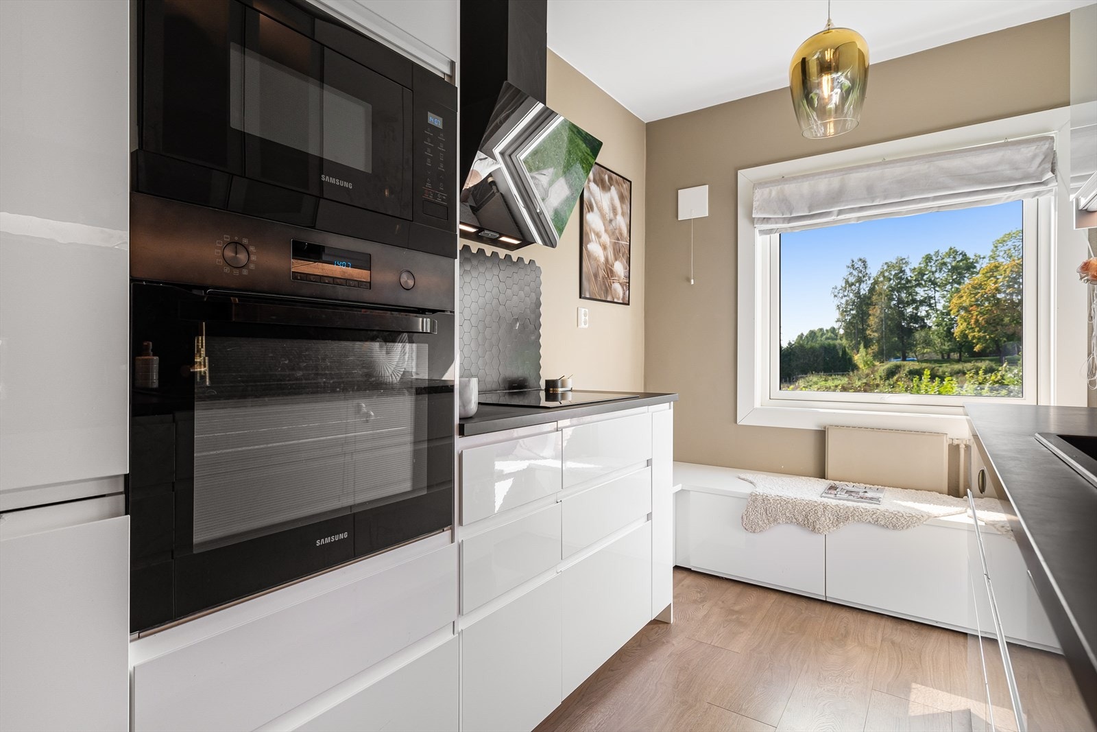 Stilrent kjøkken fra IKEA med relativt nye hvitevarer. Galleribilde