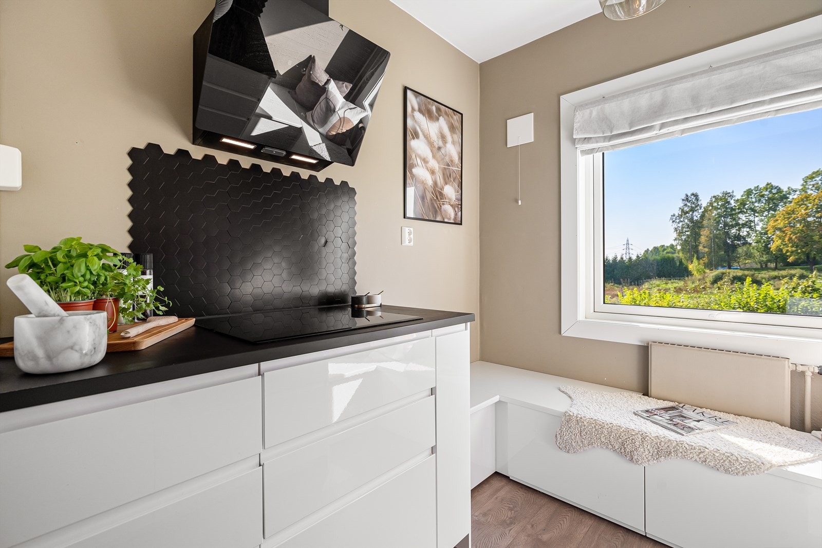 På kjøkkenet er det integrert platetopp, stekeovn (samsung), micro (samsung) og kjøl/fryseskap. Det er også kullfilterventilator over kokesonen. Galleribilde