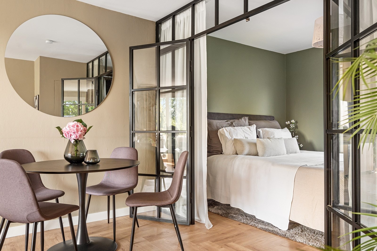 Smijernsveggen inn mot hovedsoverommet gjør at rommene oppleves luftige og store. Galleribilde