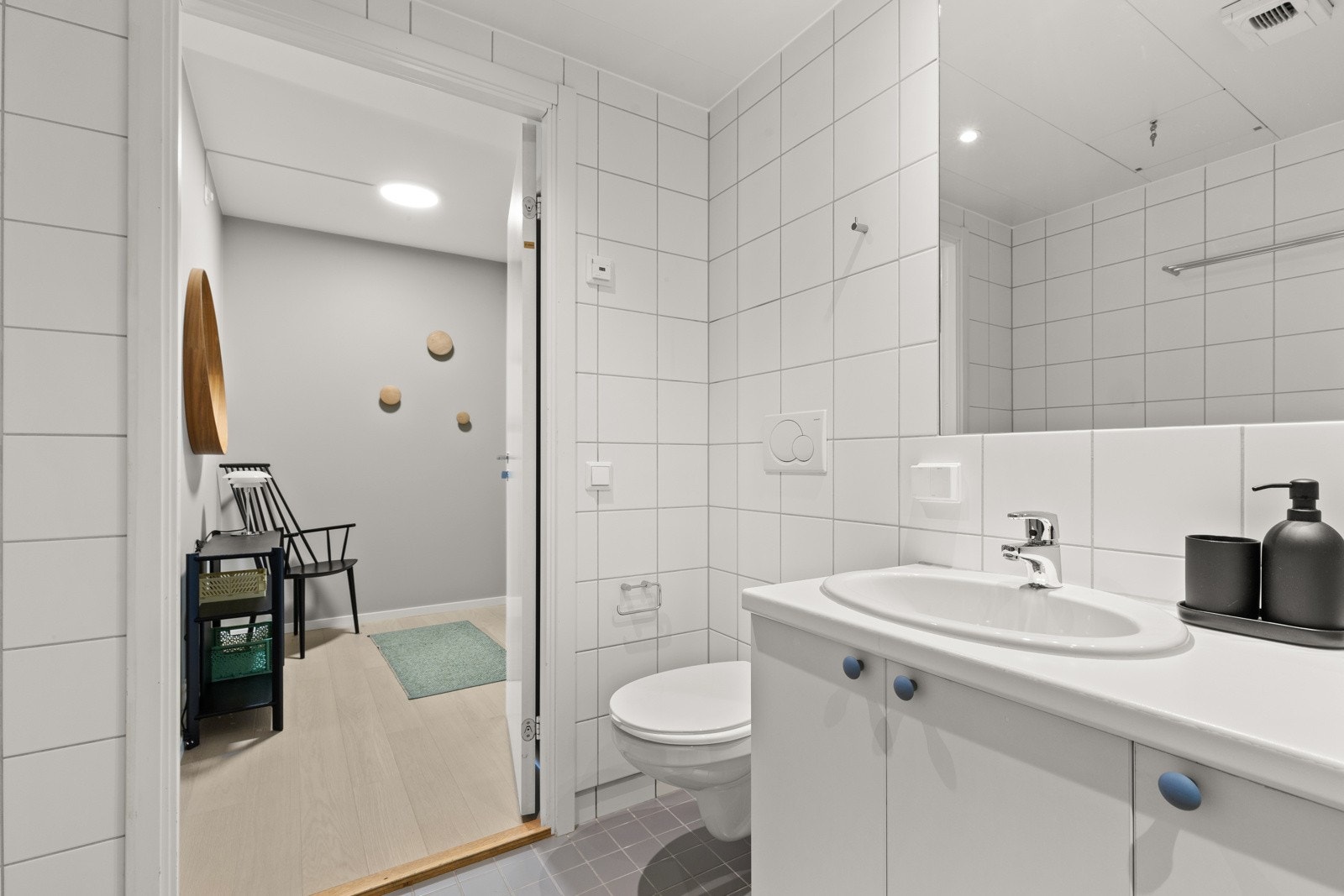 Våtrommet er en prefabrikkert baderomskabin. Flislagte vegger og nedforet himling med innfelte downlights. Flislagt gulv med varmekabler. Nedsenket gulv i dusjen. Galleribilde