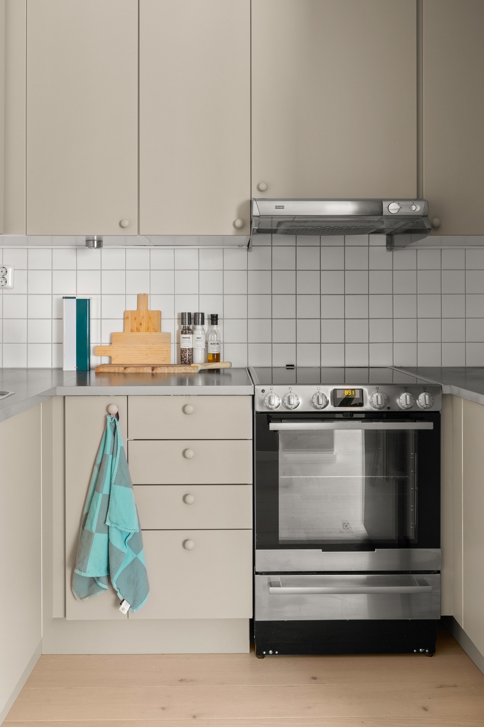 Oppvaskmaskin. Nisjer for frittstående komfyr, kjøl og frys. Kjøkkenventilator tilknyttet bygningens sentralavtrekk. Galleribilde