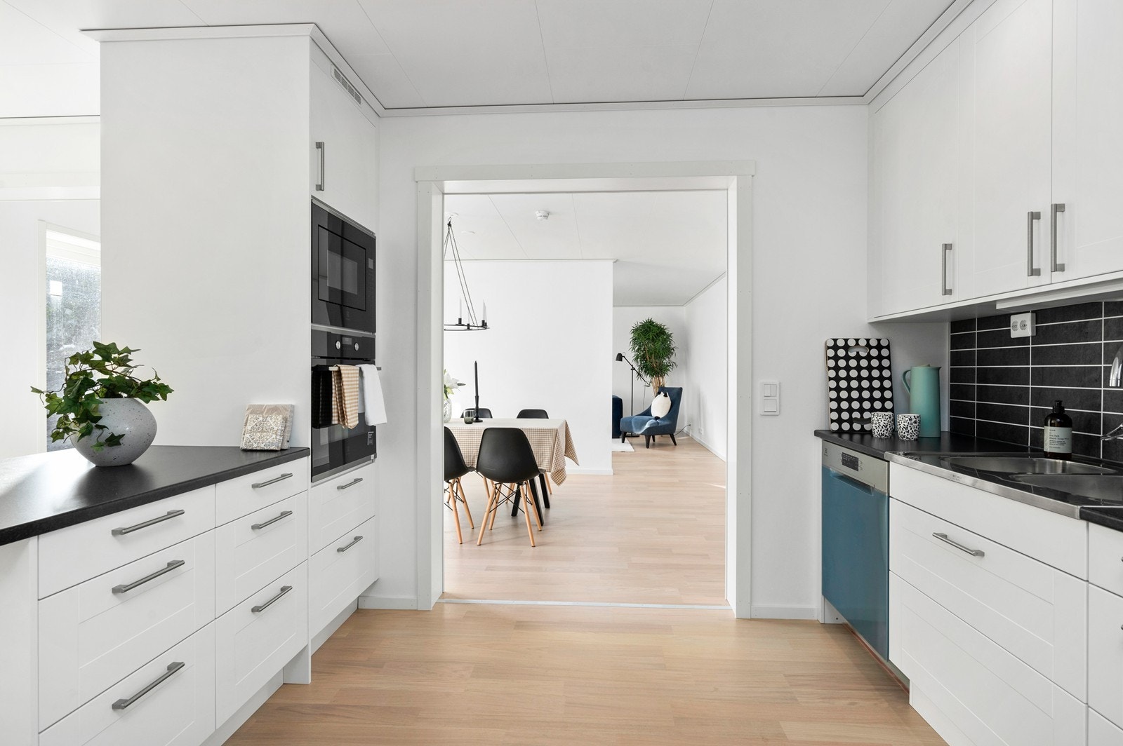 Takhøye overskap gir god arealutnyttelse, det er også montert dimmbare spotlights i tak over benk på kjøkkenet Galleribilde