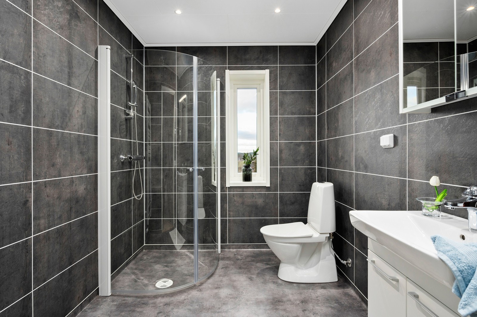 Bad 2 har belegg på gulvet og våtromsplater på veggene. Det er elektrisk komfortvarme Galleribilde