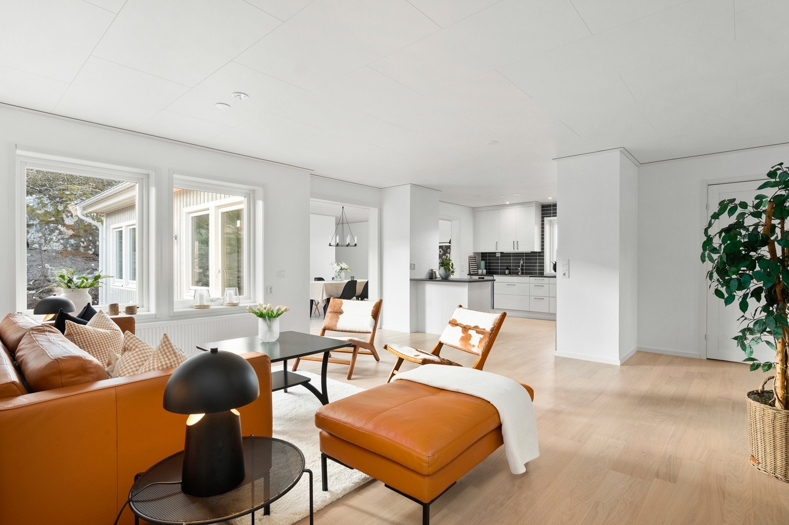 Vindusflatene i stuene gir godt med naturlig lys Galleribilde