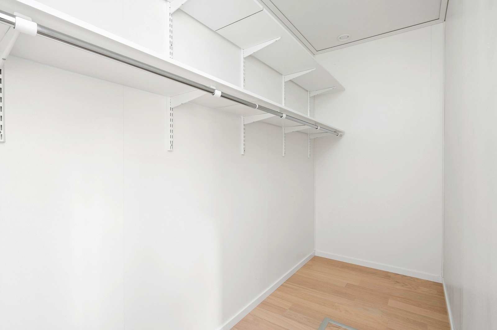 Walk-in closet i tilknytning til hovedsoverom Galleribilde