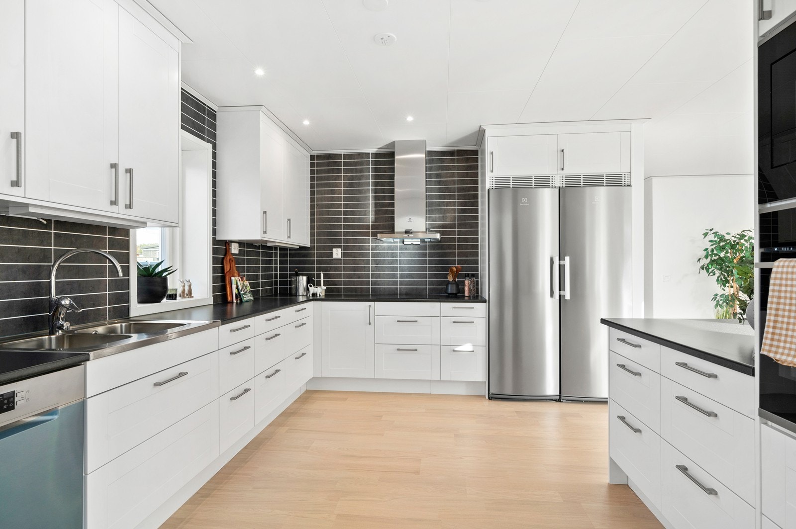 På kjøkkenet er det pen innredning med profilerte fronter Galleribilde