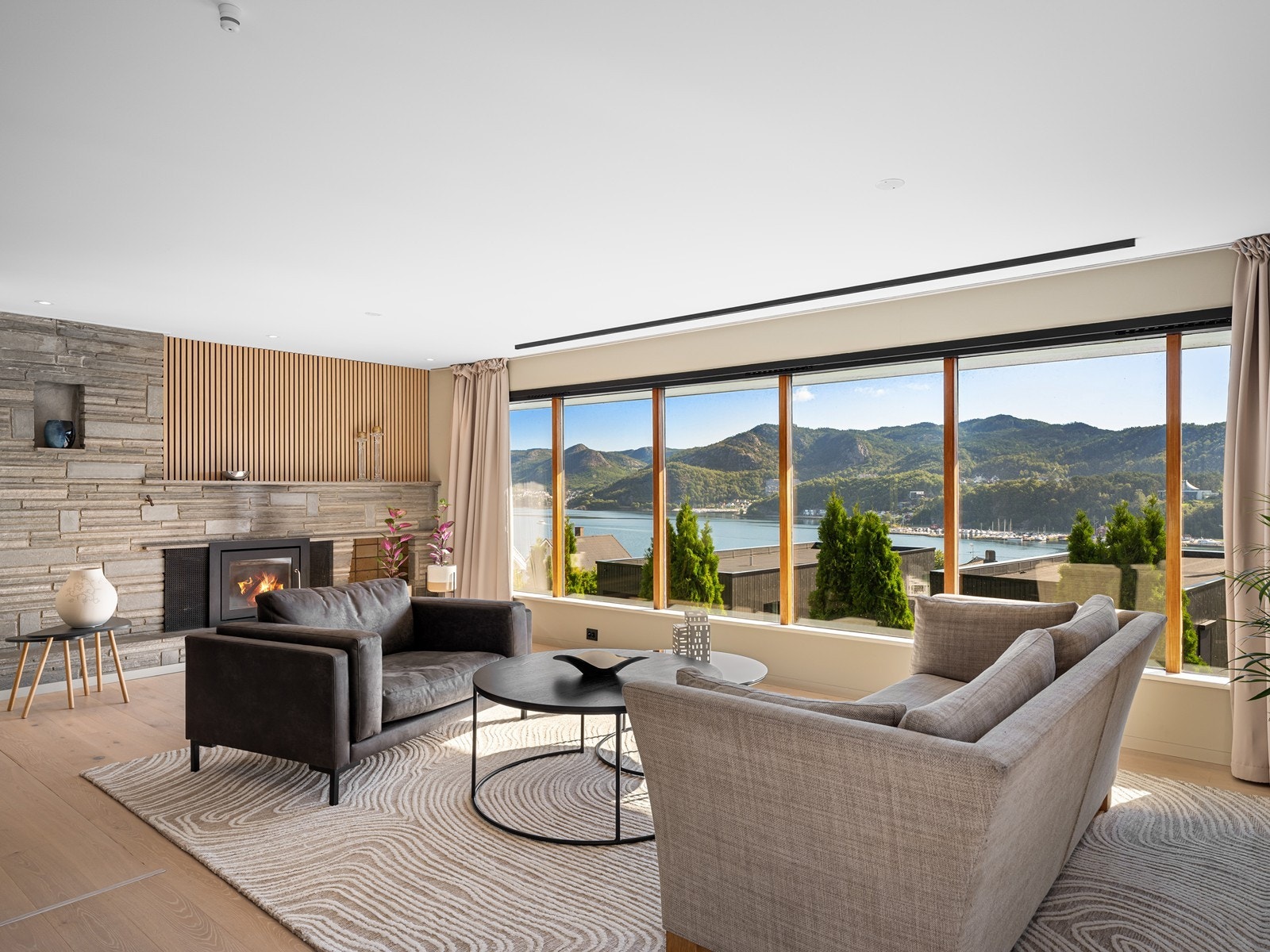 Velkommen til Høgsfjordgata 8A!
Stor stue i 1. etasje med mange flotte detaljer. Utsikten tar fokuset, men man har også blant annet en nydelig skiferpeis. Galleribilde