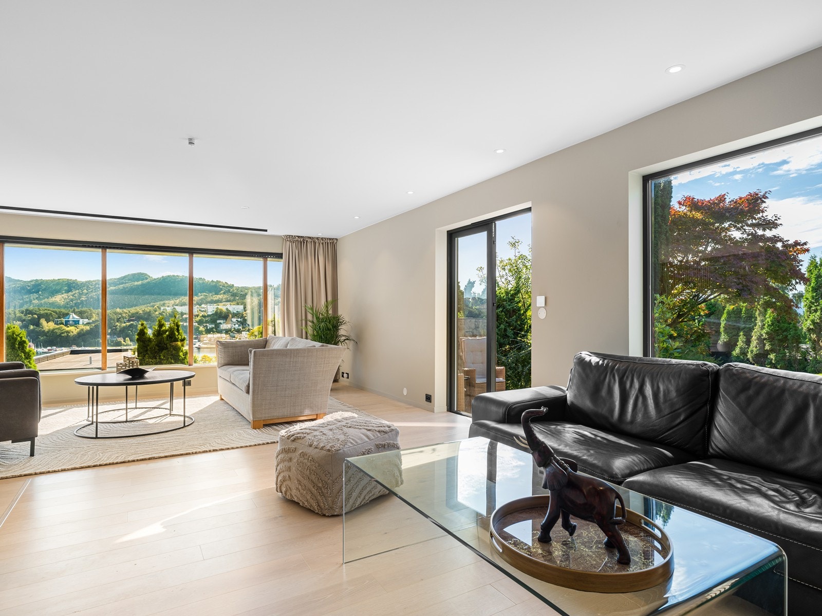 God plass til flere sittegrupper samt at man har utgang til uteområde på sørsiden av boligen. Galleribilde