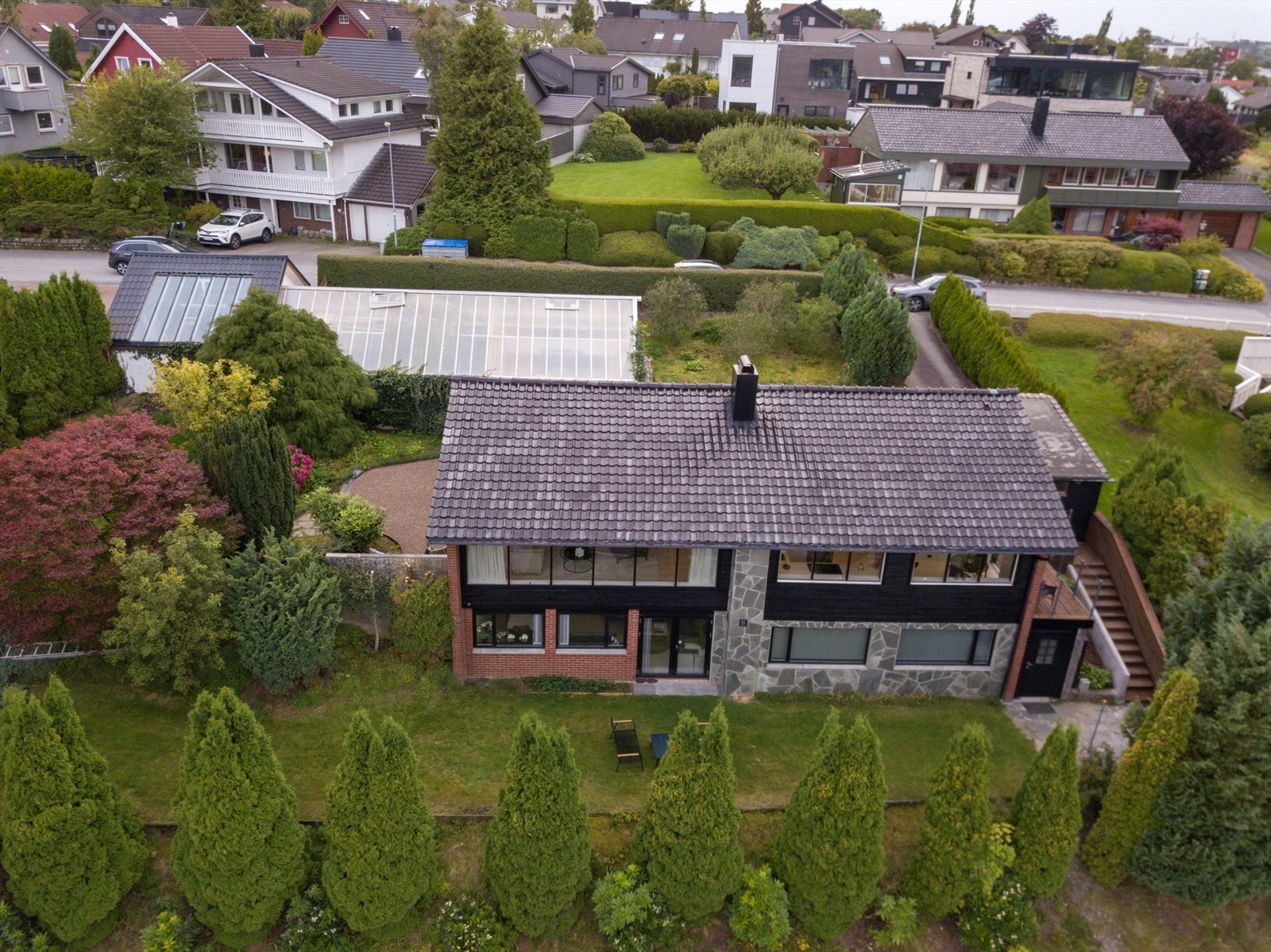 Gjennomført og pent opparbeidet uteområde. Galleribilde