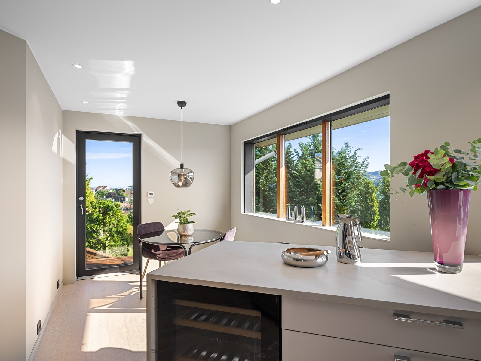 Spiseplass med flott utsikt og utgang til veranda. Galleribilde