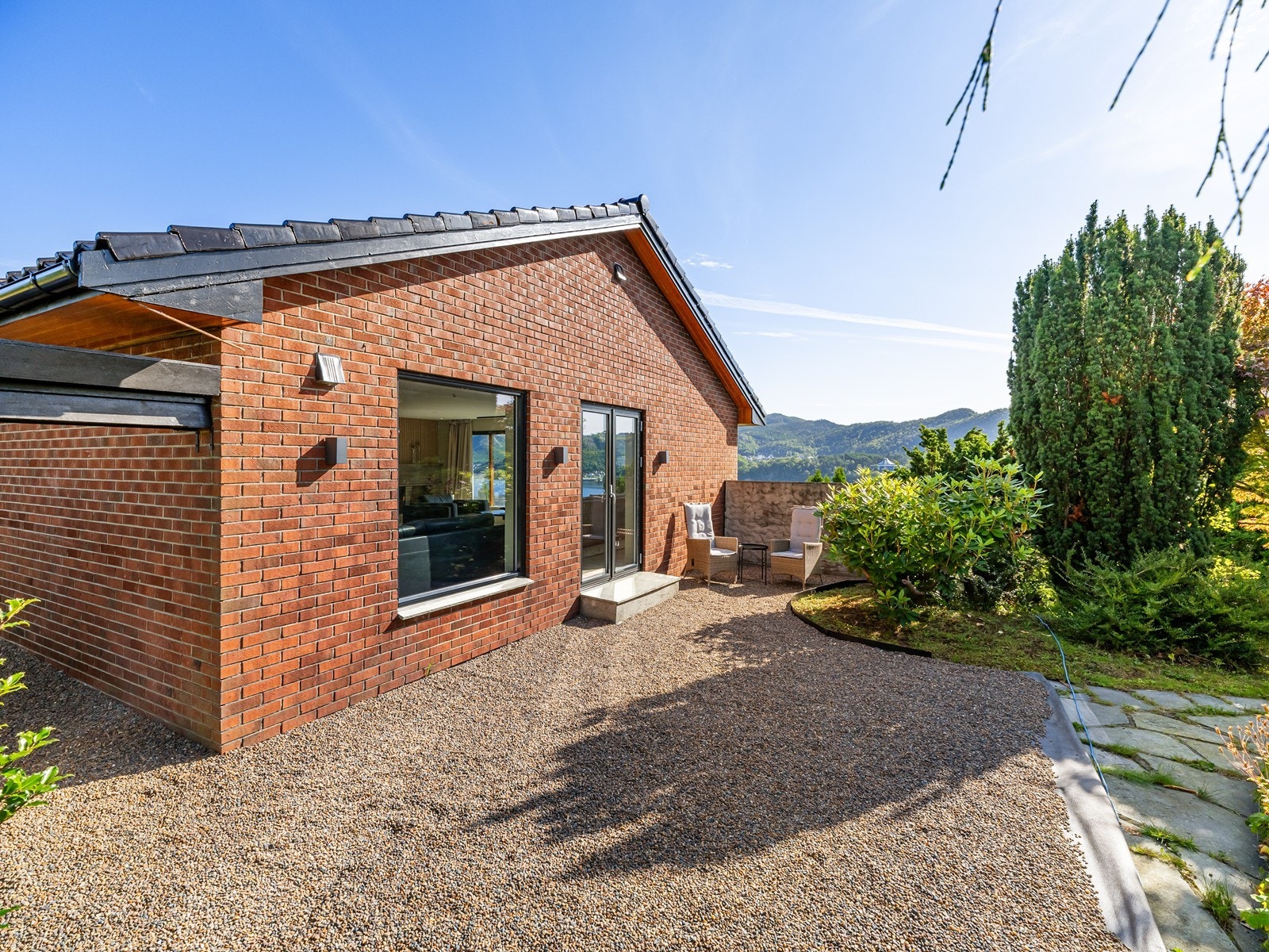 Dansk strandstein er lagt rundt fra forsiden til vestsiden av boligen. Galleribilde