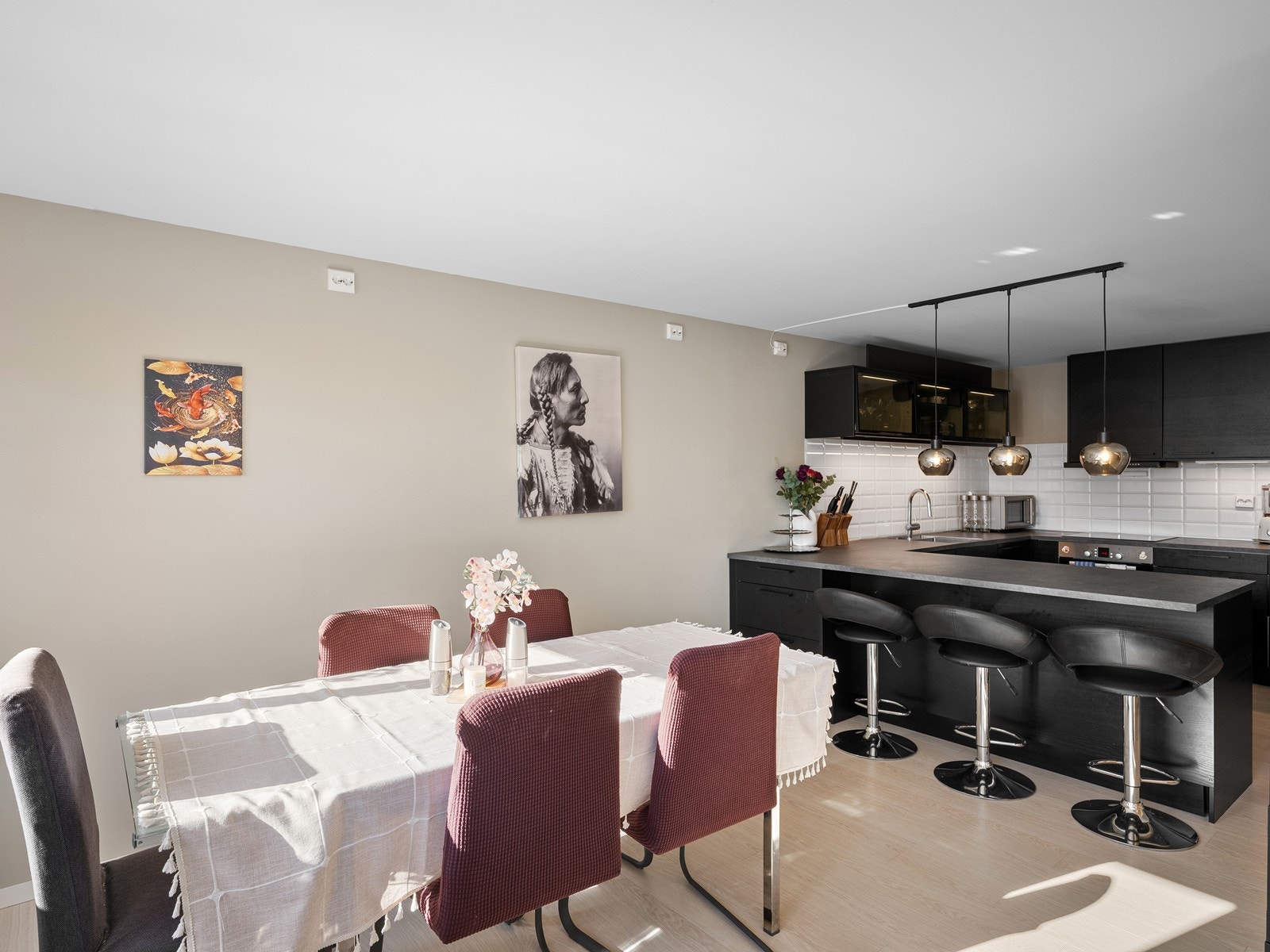 Barløsning og god plass til spisebord i tilknytning til kjøkkenet. Galleribilde